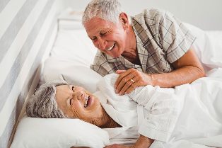Starejši par v postelji
